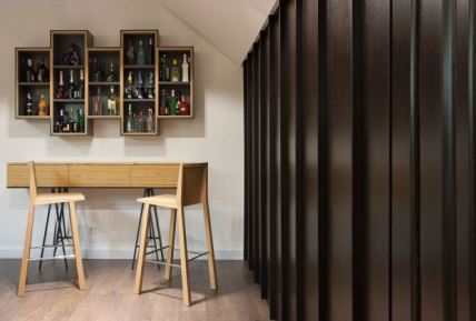 Porodični stan u potpisu ruskih dizajnera: najlepša kombinacija drveta i neobičnih detalja u domu