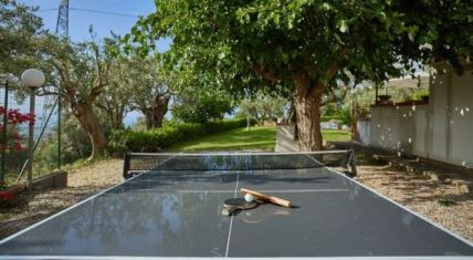 MEDITERANSKA KUĆA SA POGLEDOM NA OTVORENO MORE: zavirite u skriven dom sa romantičnom baštom i bazenom (FOTO)