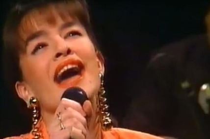 SEVERINA JE PUNO NOVCA I TRUDA ULOŽILA U IZGLED: evo kako je popularna pevačica izgledala na početku karijere (FOTO)