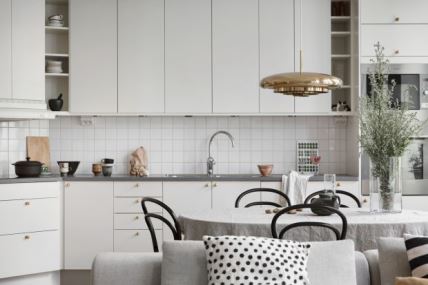 ODUŠEVIĆE VAS BELA KUHINJA: zavirite u savršen jednosoban stan u skandinavskom stilu (FOTO)