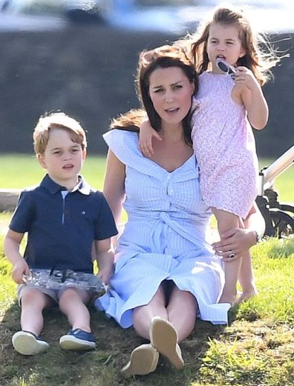 SVET JE ODUŠEVLJEN - POGLEDAJTE KAKO SE LEPA KEJT MIDLTON IGRA SA SVOJOM DECOM: najlepše slike princeze Šarlot i princa Džordža sa mamom (FOTO)