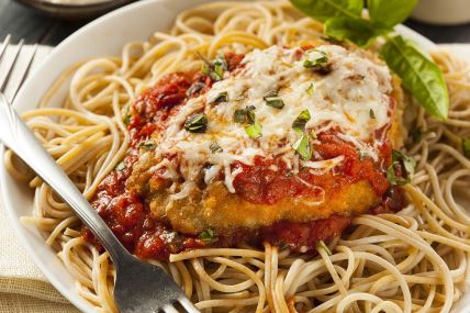 PILETINA SA SOSOM OD PARADAJZA I PARMEZANOM: pileće meso na italijanski način uz špagete, bareni krompir ili pomfrit (RECEPT)