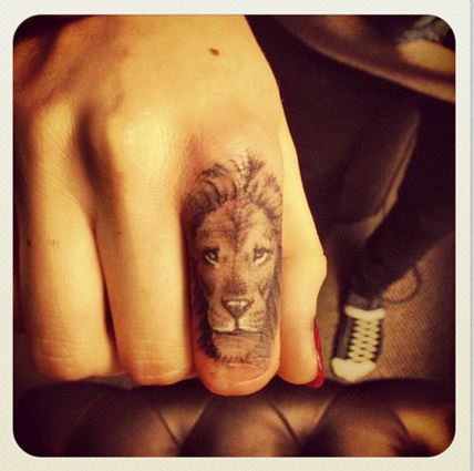 Kara Delevinj tetovaža lav