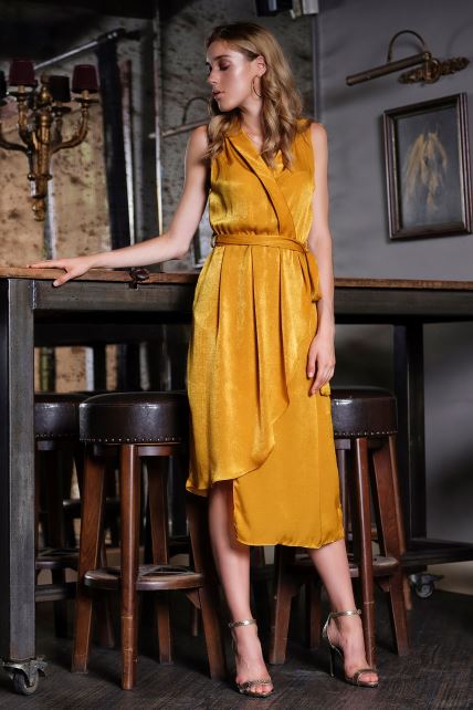 asimetrična haljina od žutog satena