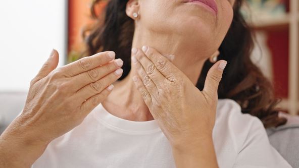 zena maze kremu na vrat.jpg