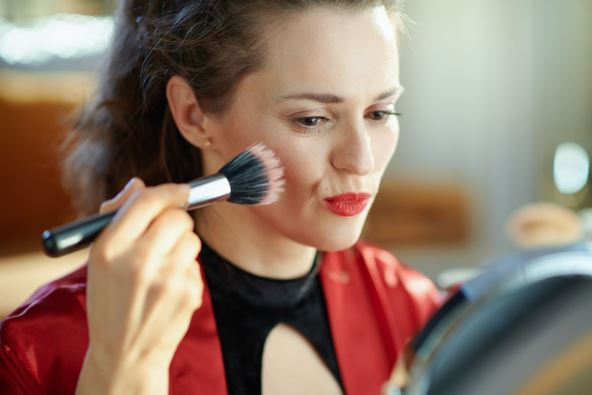 zena sminka bronzer  rumenilo 2.jpg