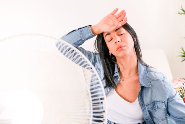 vrucina zena sa ventilatorom.jpg