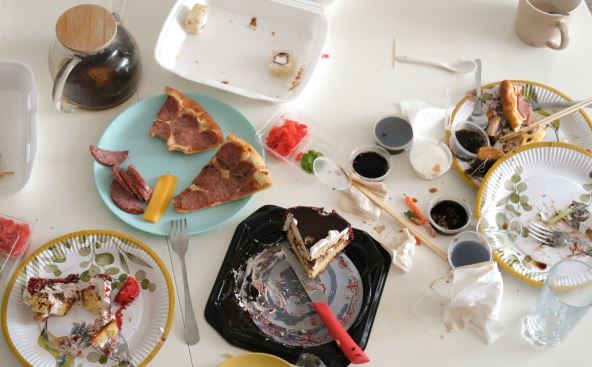 Nered na stolu posle ručka