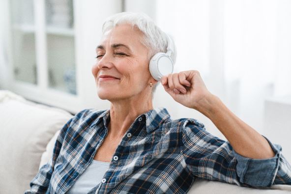 zena slusa muziku.jpg