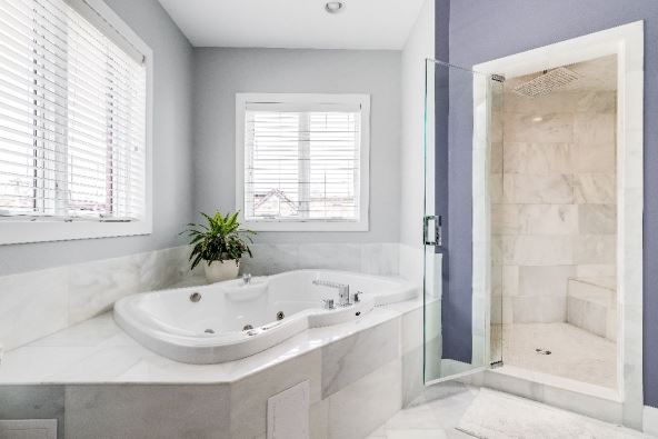 belo kupatilo dzakuzi.jpg