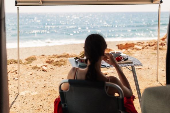 zena jede na plazi 1.jpg