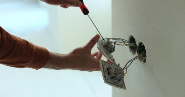 Električar popravlja