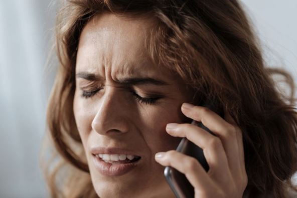 Žena razgovara na telefon