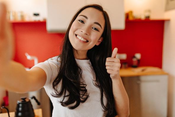 zena sa lepom kosom.jpg