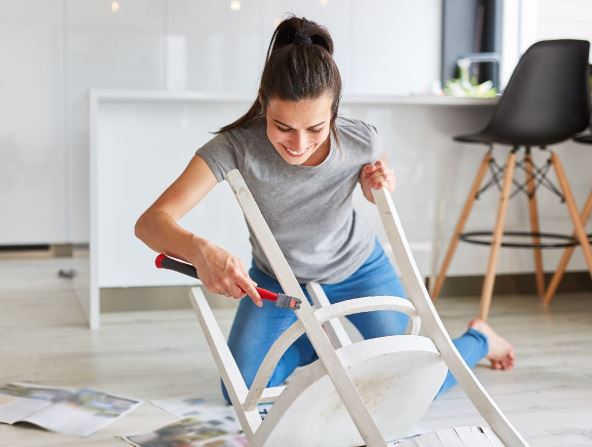 zena renovira stolicu.jpg