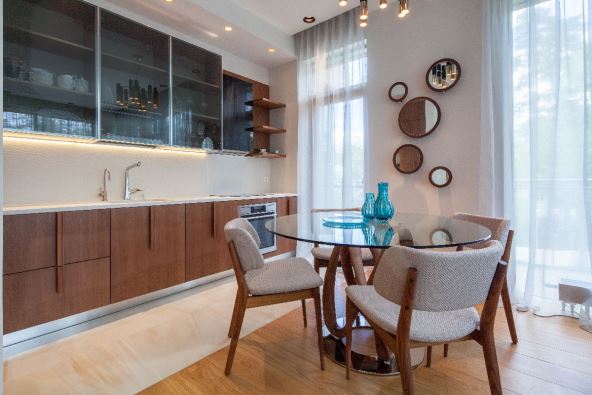 kuhinja staklo drvo ormarici.jpg