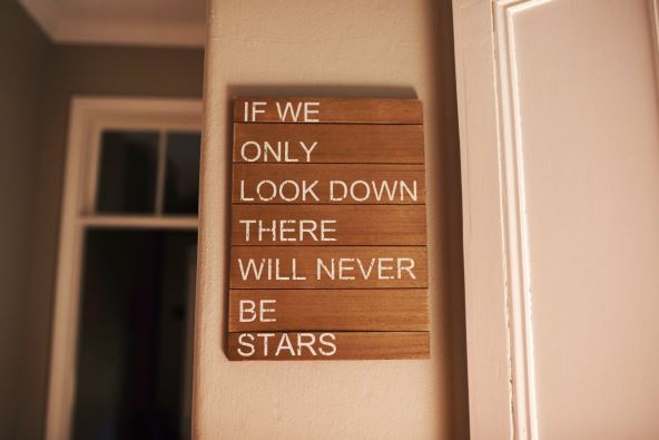 Inspirativni citati na zidu u kući više nisu moderni