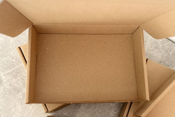 Od kartonske kutije možete napraviti organizator za ormar