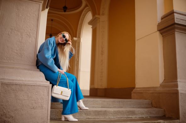 Devojka u plavoj odeći