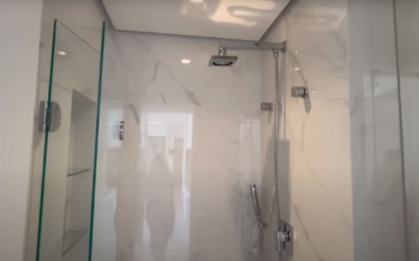 mali stan od 43 kvadrata kupatilo.jpg