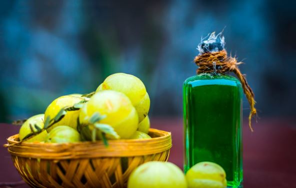 Amla ulje je fantastično za kosu jer sprečava sede, neguje i održava gustinu