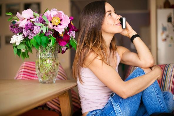 zena prica preko telefona.jpg