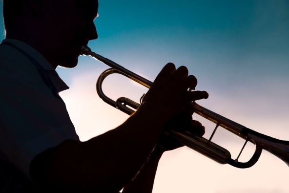 Trubač svira na crnoj svadbi