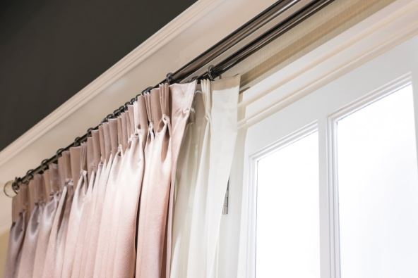 Kako se pravilno kombinuju zavese i draperije