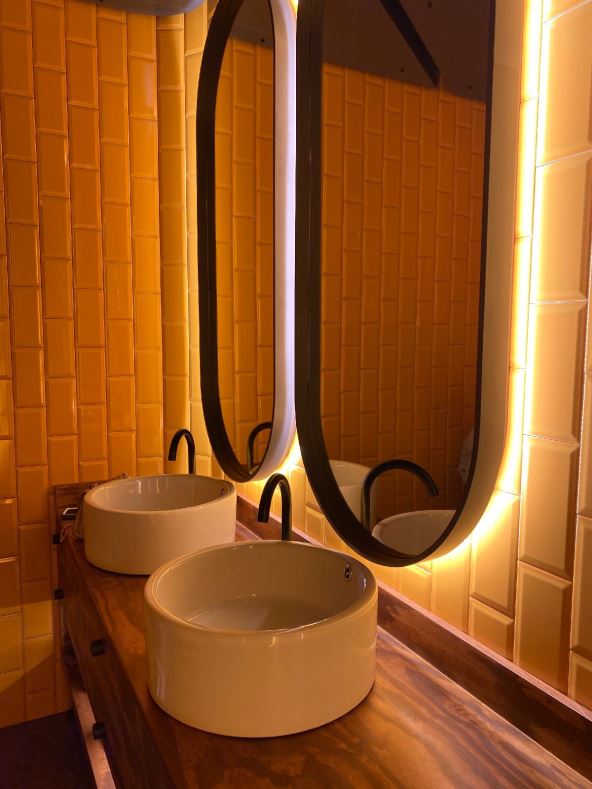 moderno kupatilo led svetlo ogledalo 2572164419 Yuleidi Barrios.jpg