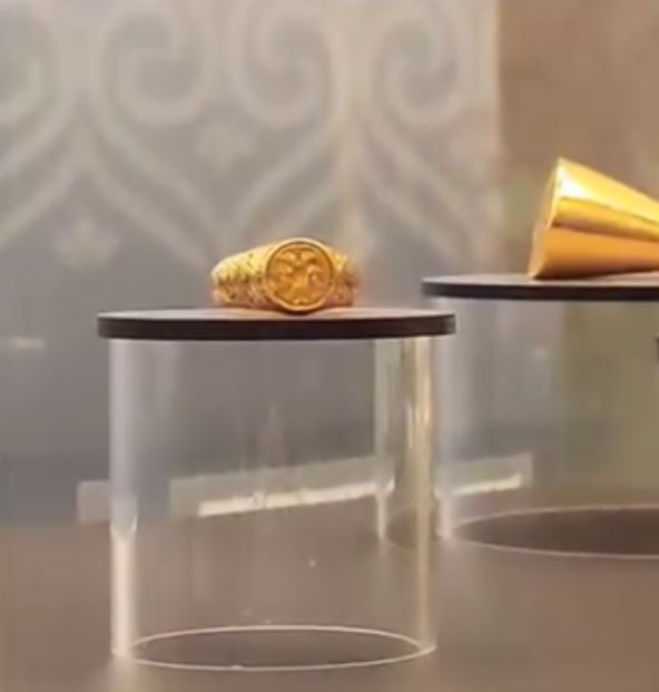 Uklet prsten u muzeju