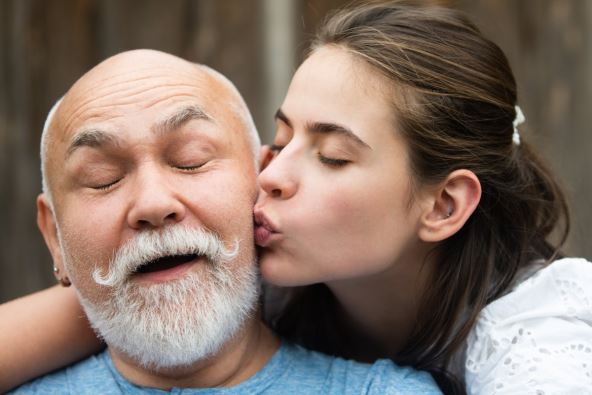 Stariji muškarac i mlada žena