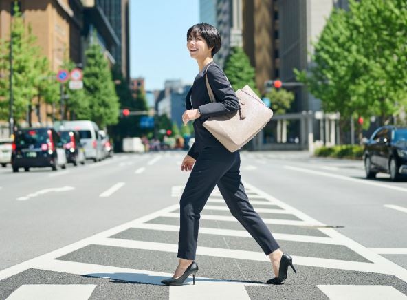 japanka ide na posao.jpg