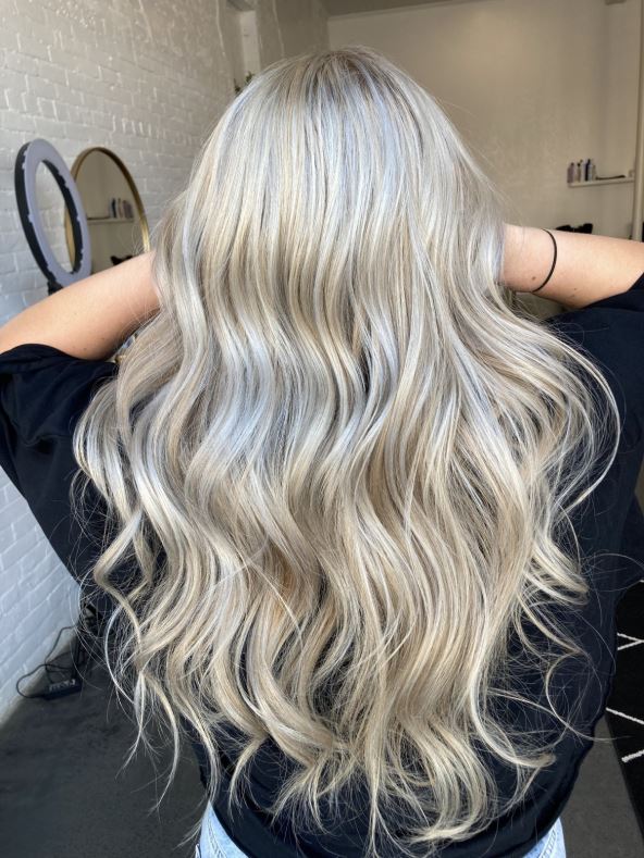 Platinasto plava boja kose nije za žene preko 50 godina