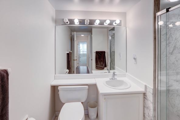 Veliko ogledalo za malo kupatilo