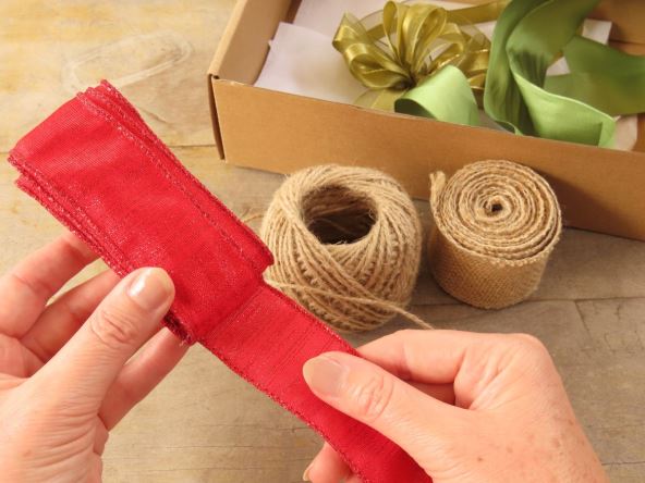 Pravljenje mašne za novogodišnju jelku