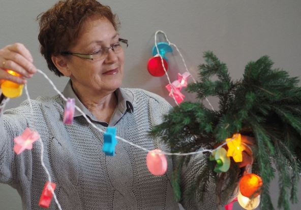 zena ukrasava kucu za novu godinu 2.jpg