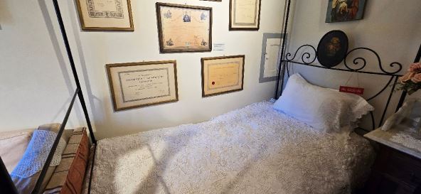 Krevet Svetog Nektarija Eginskog 2692033031 Gabriela Beres.jpg