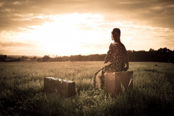 Tužna devojka sa koferima