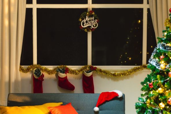 Novogodišnje čarape na prozoru