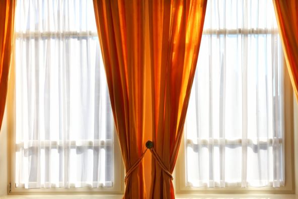 Zavese sa narandžastim draperijama