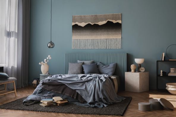 Tapiserija iznad kreveta u spavaćoj sobi