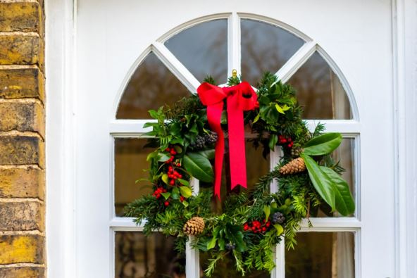 kako ukrasiti vrata i dvoriste za novu godinu 07.jpg