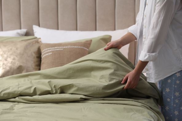 zena namesta krevet 2.jpg