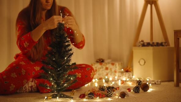 žena kiti mini jelku.jpg