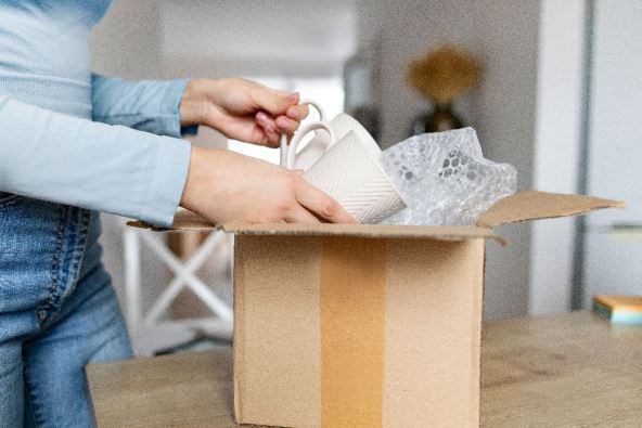 žena otvara paket 2.jpg