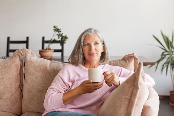 opuštena žena pije čaj.jpg