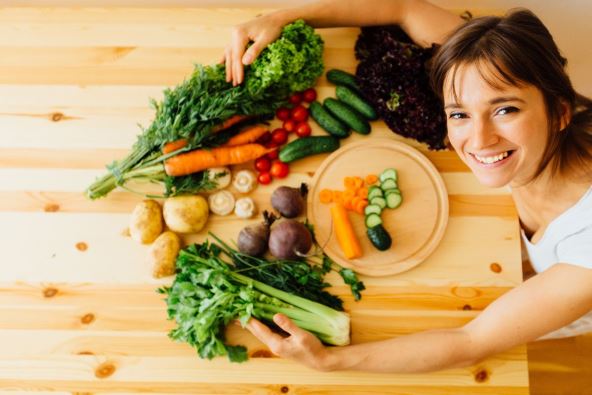 Žena uživa u hrani 1.jpg