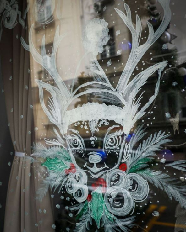 Marija Tabaković oslikala stakla WMG kompanije