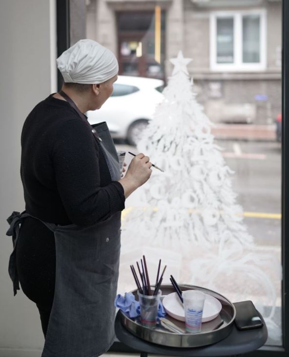 Marija Tabaković oslikala stakla WMG kompanije