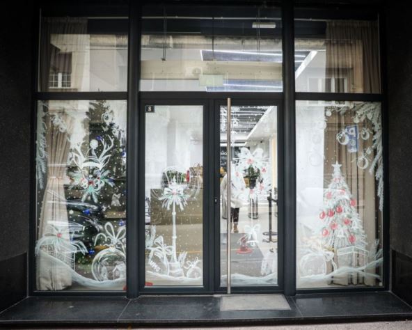 Marija Tabaković oslikala stakla WMG kompanije